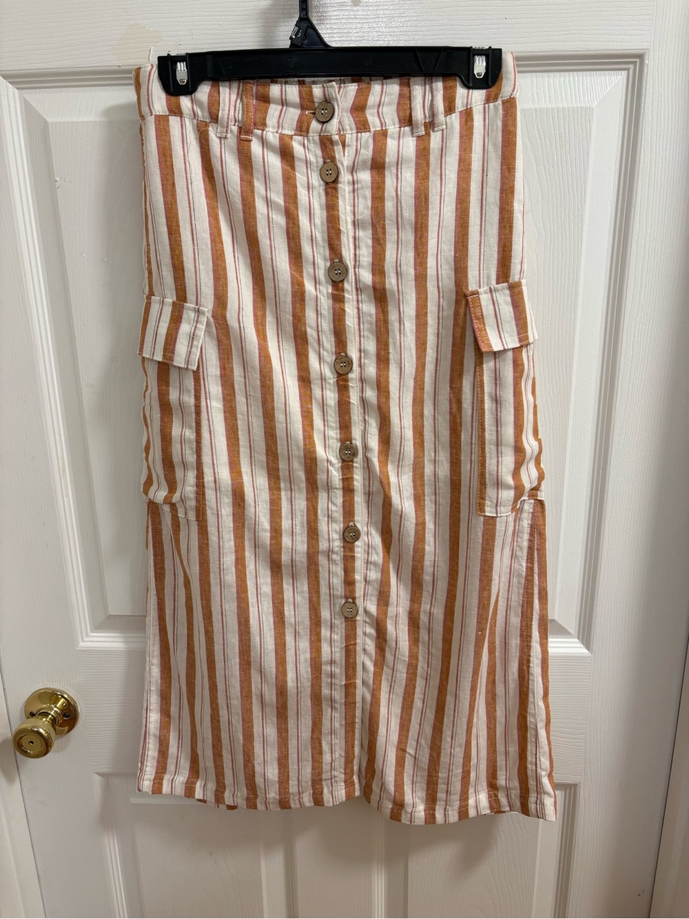 Love tree 🌴 straight skirt , button up, hip pockets, elastic waist